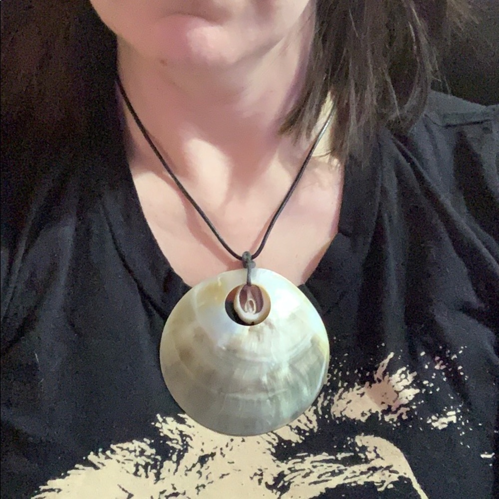Oversized Retro Shell Necklace - Picture 5 of 5